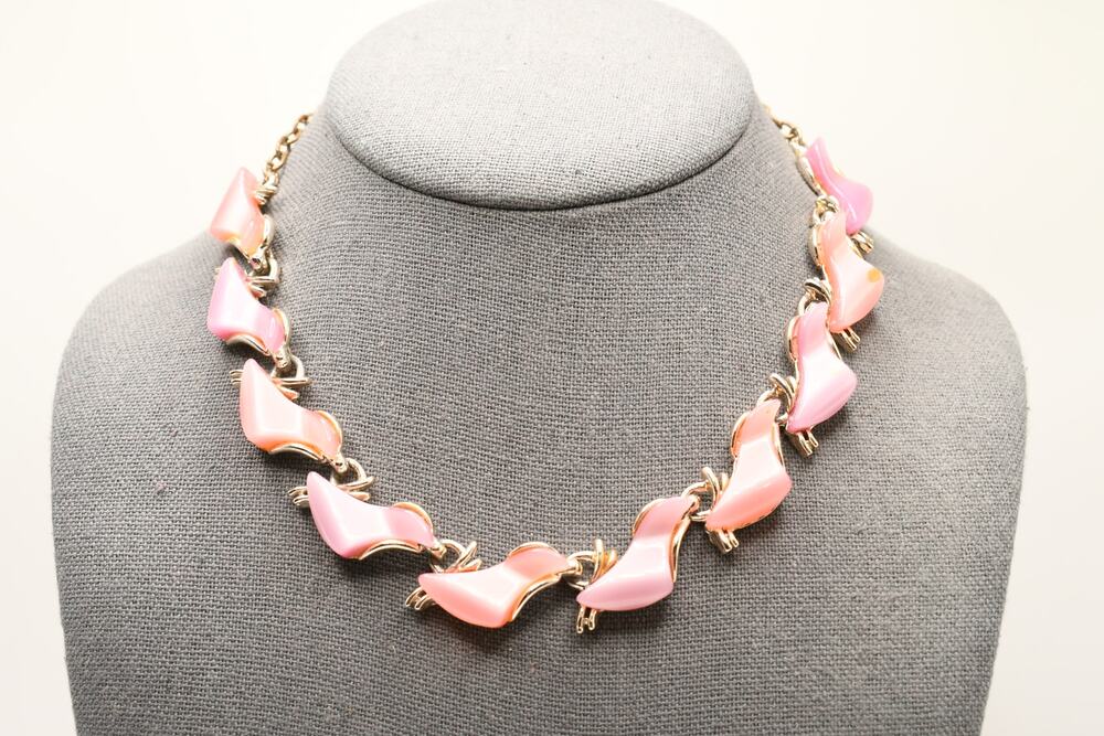 Vintage 1950s Pink Thermoset Choker Necklace Gold Tone Sculptural Links